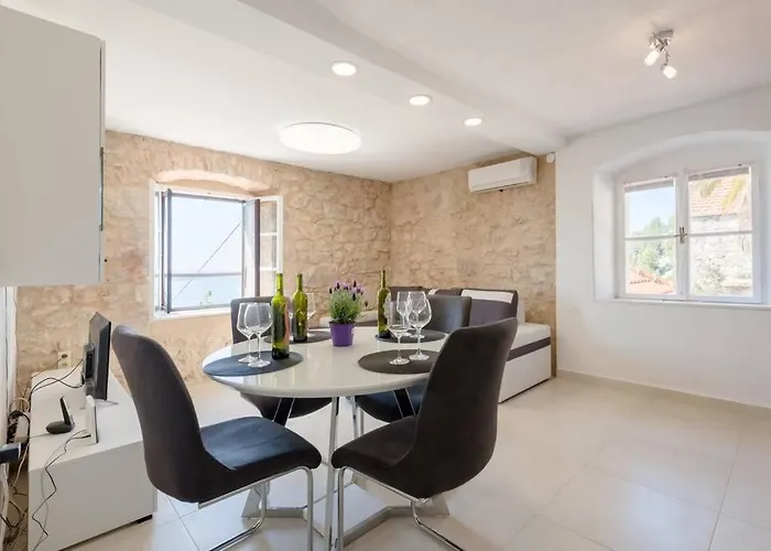 Ladovina, Relaxing Enviroment With A Modern Apartment In A Old Stone House