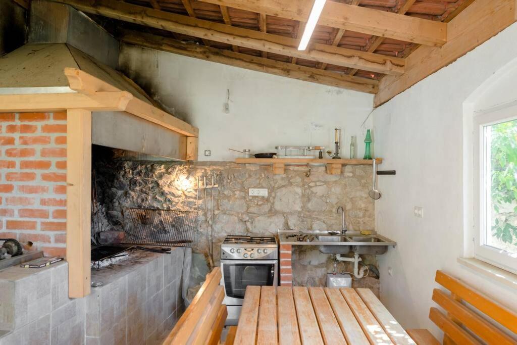 Ladovina, Relaxing Enviroment With A Modern In A Old Stone House Apartman