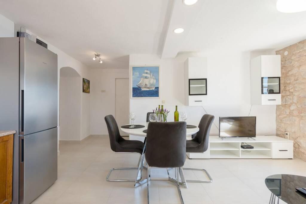 Ladovina, Relaxing Enviroment With A Modern In A Old Stone House